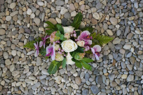 Bloemstuk wit/paars 45cm
