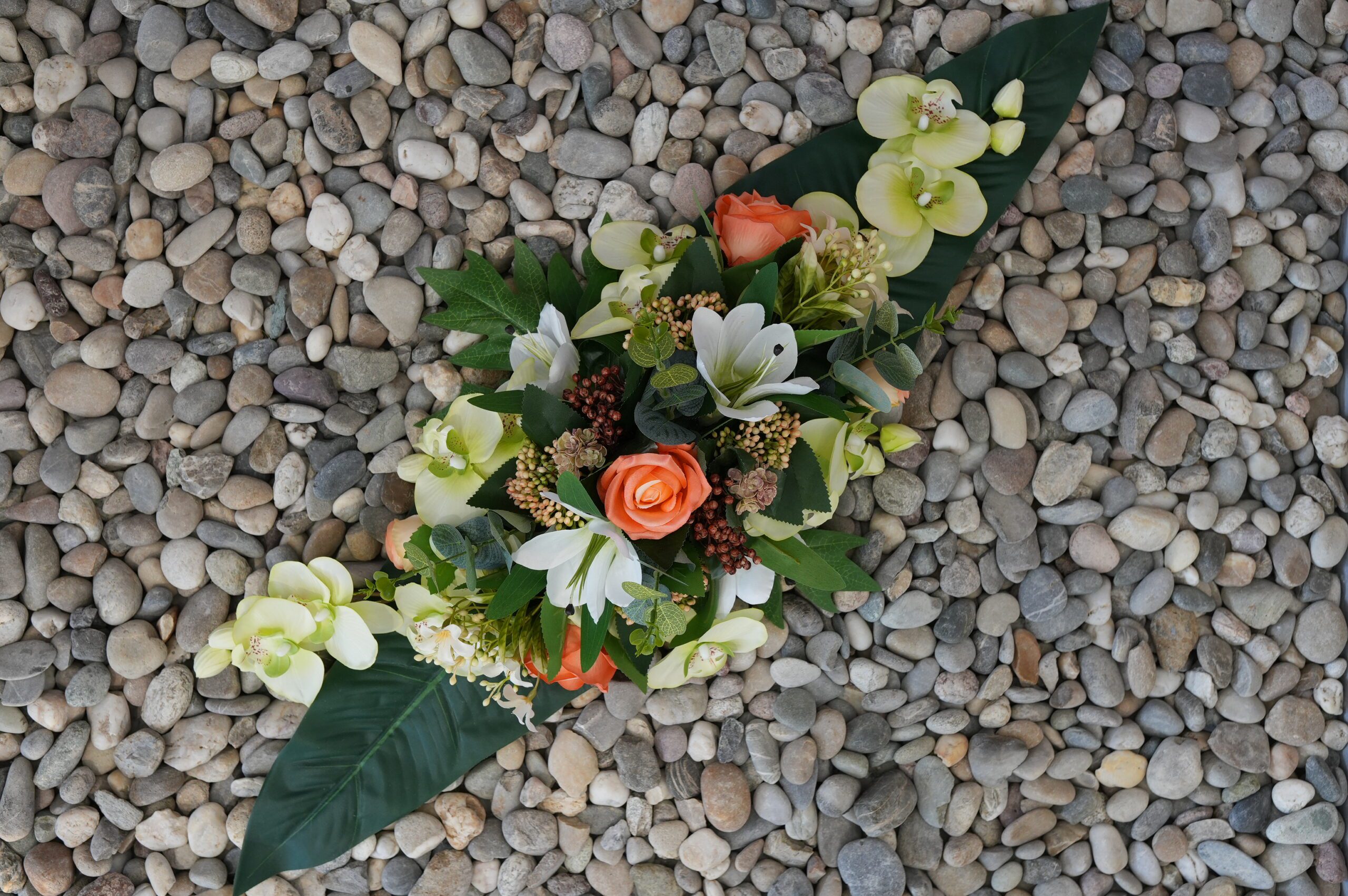 Bloemstuk oranje/wit 80cm