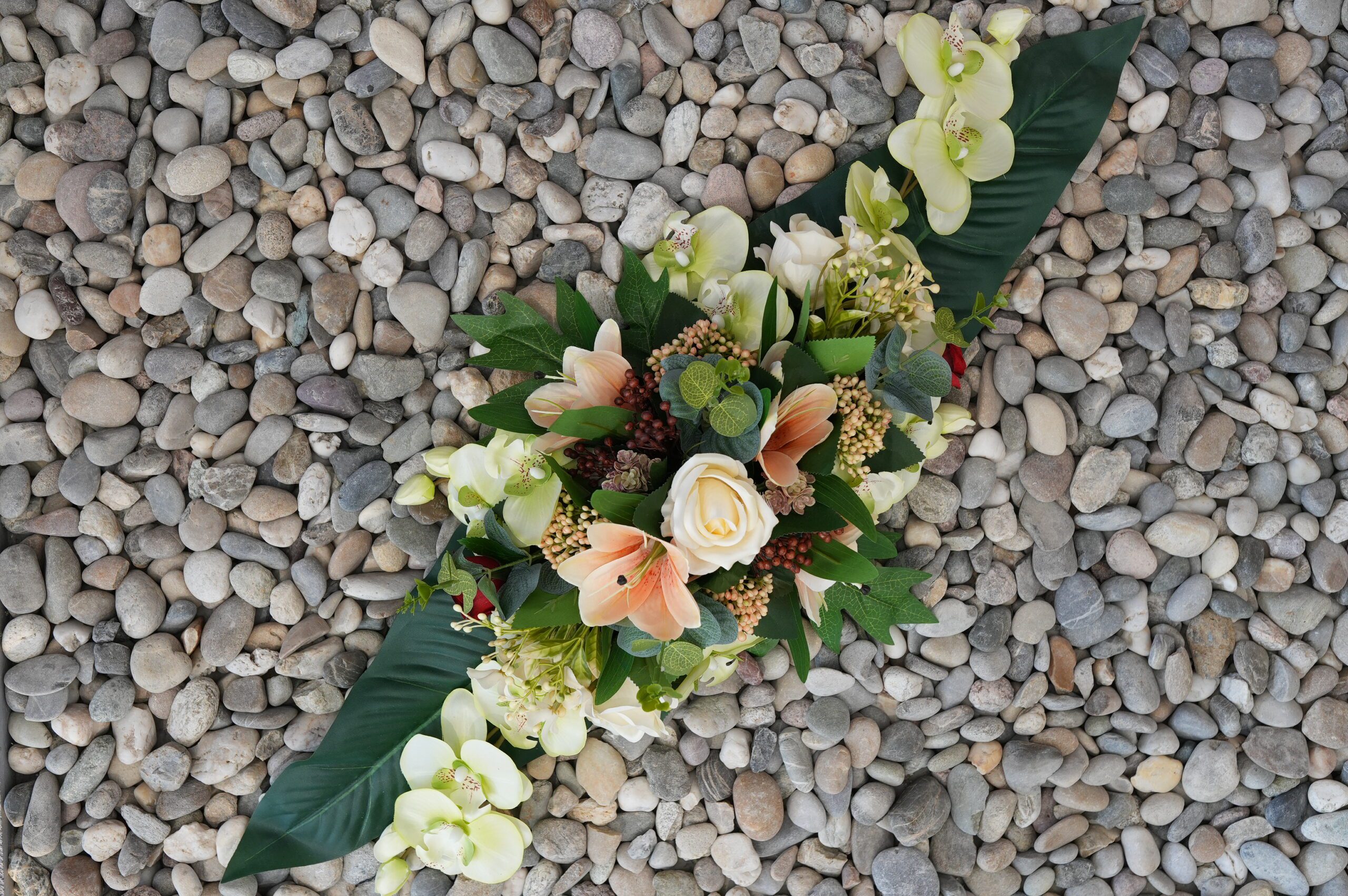 Bloemstuk zalm/wit 80cm