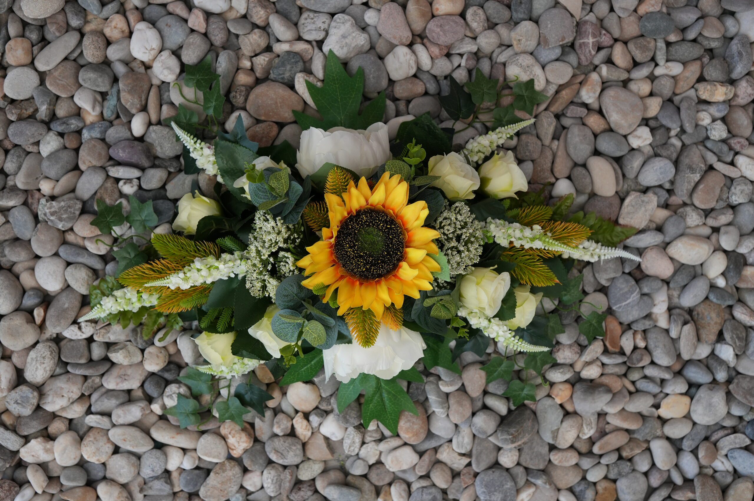 Bloemstuk Wit Met Zonnebloem 55cm De Meyer Uitvaart Bloemstuk Wit Met Zonnebloem 55cm De Meyer Uitvaart
