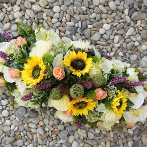 Bloemstuk wit/zonnebloem 105cm